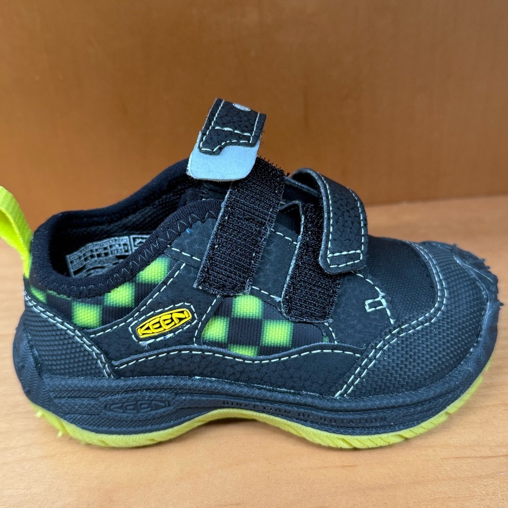 ETE Black and Green Sneakers with Velcro Straps and Rubber Sole